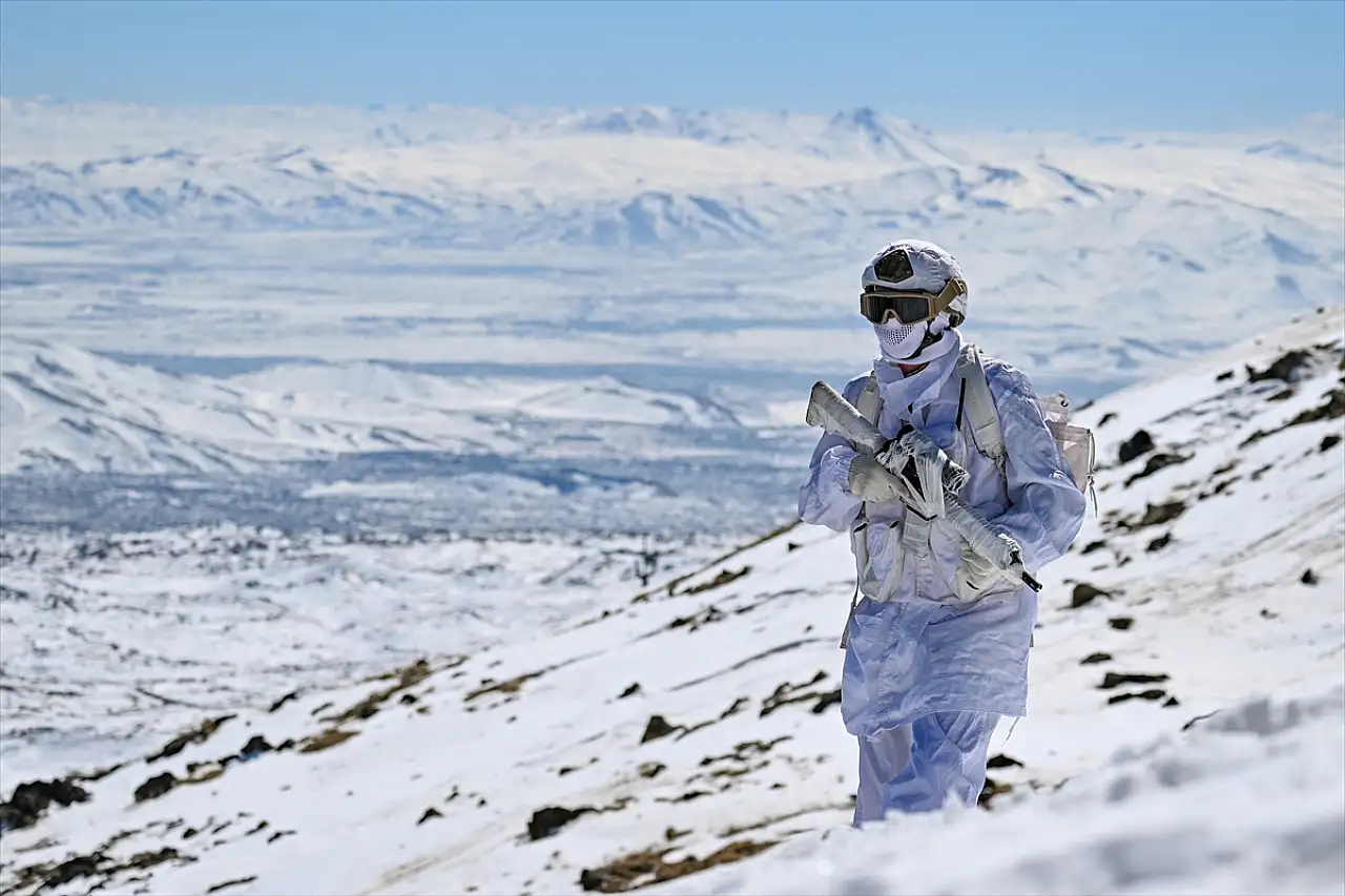Jandarma Timleri, karla kaplı Tendürek Dağı'nda bayramı görev başında karşılıyor