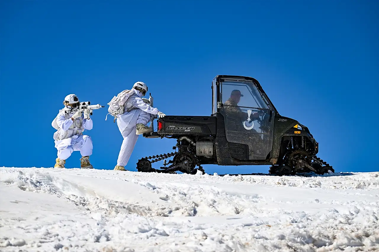 Jandarma Timleri, karla kaplı Tendürek Dağı'nda bayramı görev başında karşılıyor