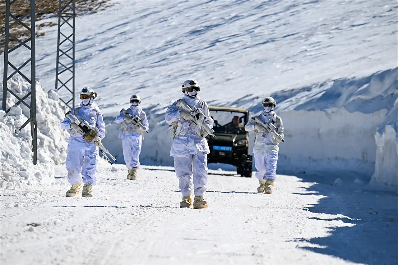 Jandarma Timleri, karla kaplı Tendürek Dağı'nda bayramı görev başında karşılıyor