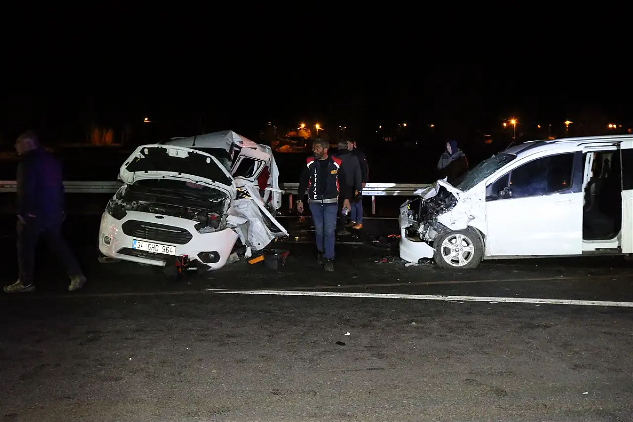Kars'ta iki araç çarpıştı: Ölü ve ağır yaralılar var