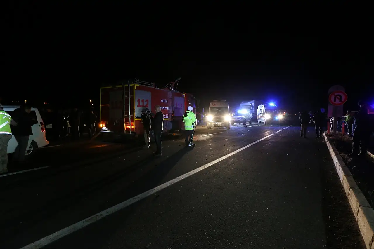 Kars'ta iki araç çarpıştı: Ölü ve ağır yaralılar var