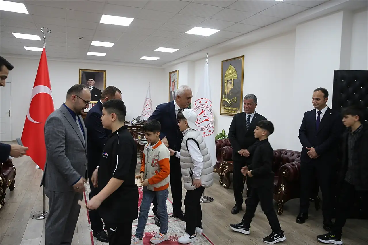 Muş Valisi Çakır, bayramda görevde olan personelle bayramlaştı