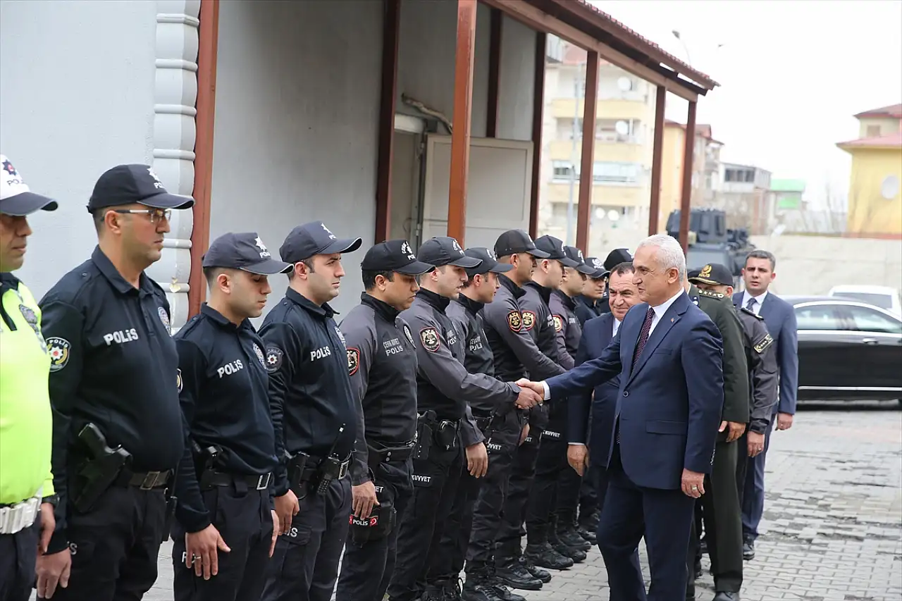 Muş Valisi Çakır, bayramda görevde olan personelle bayramlaştı