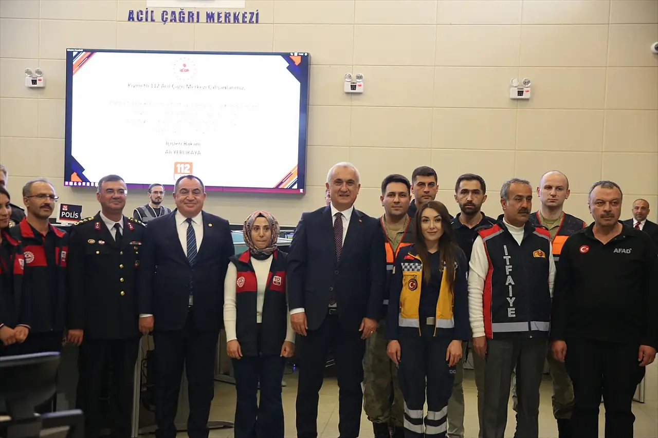 Muş Valisi Çakır, bayramda görevde olan personelle bayramlaştı