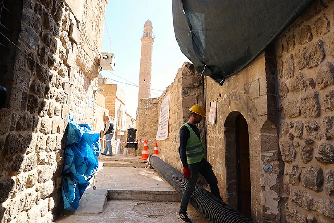 Tarihi kent Mardin'in dokusunu bozan betonarme binaların yıkımına yeniden başlandı
