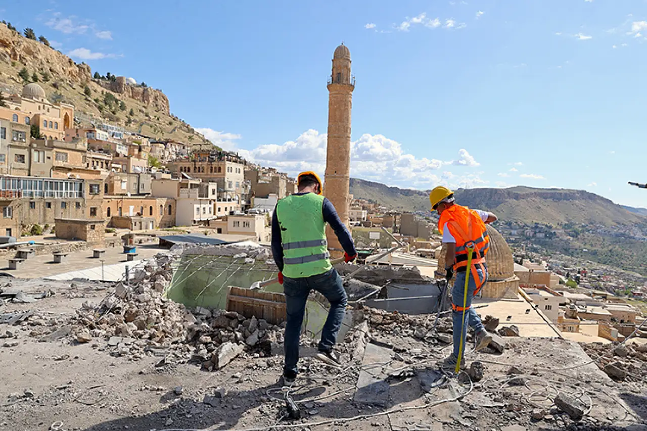 Tarihi kent Mardin'in dokusunu bozan betonarme binaların yıkımına yeniden başlandı