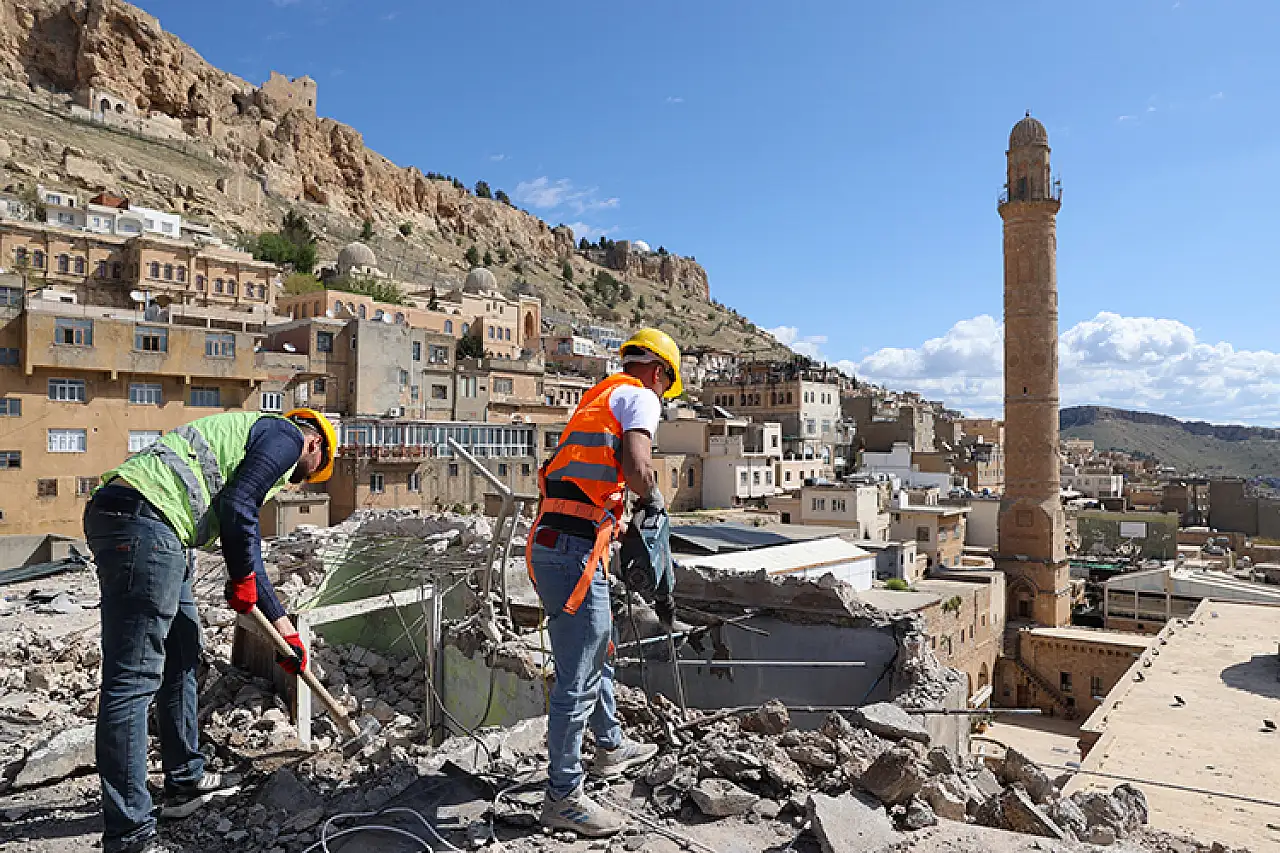 Tarihi kent Mardin'in dokusunu bozan betonarme binaların yıkımına yeniden başlandı
