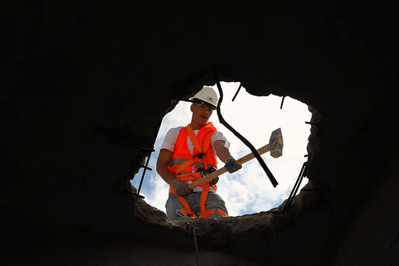 Tarihi kent Mardin'in dokusunu bozan betonarme binaların yıkımına yeniden başlandı