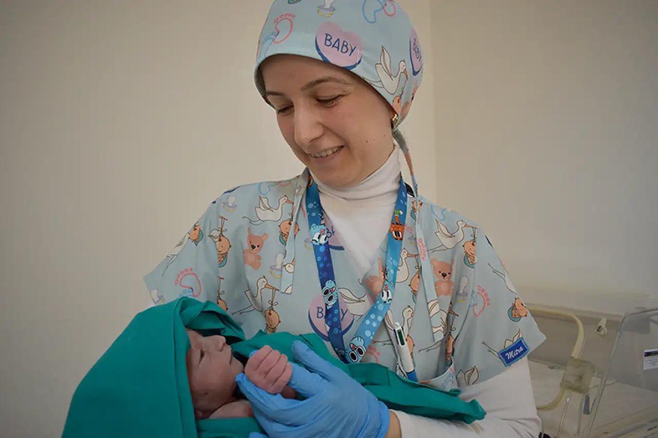 Ebe Ebru Yamaç, 14 Yıldır Ailelerin Doğum Sevinçlerine Ortak Oluyor