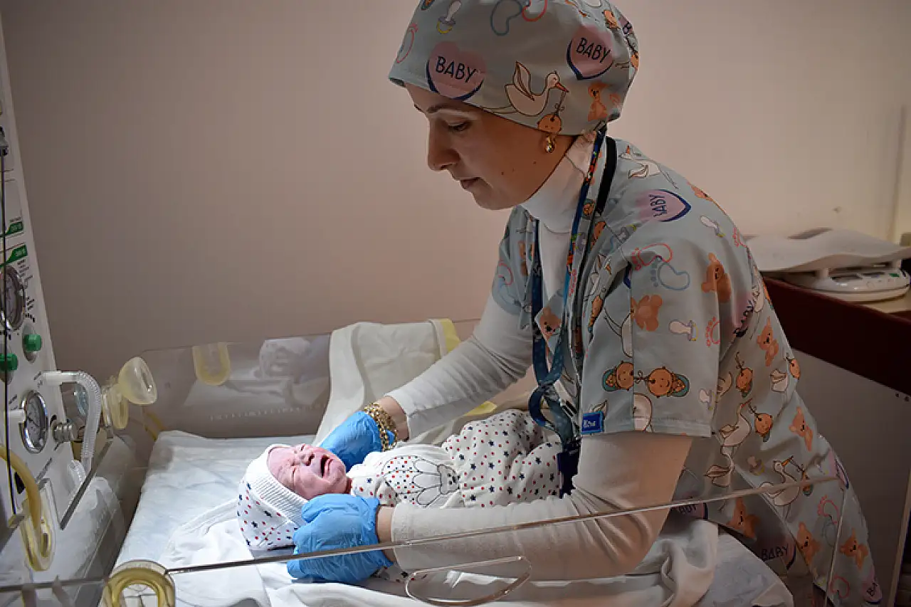 Ebe Ebru Yamaç, 14 Yıldır Ailelerin Doğum Sevinçlerine Ortak Oluyor