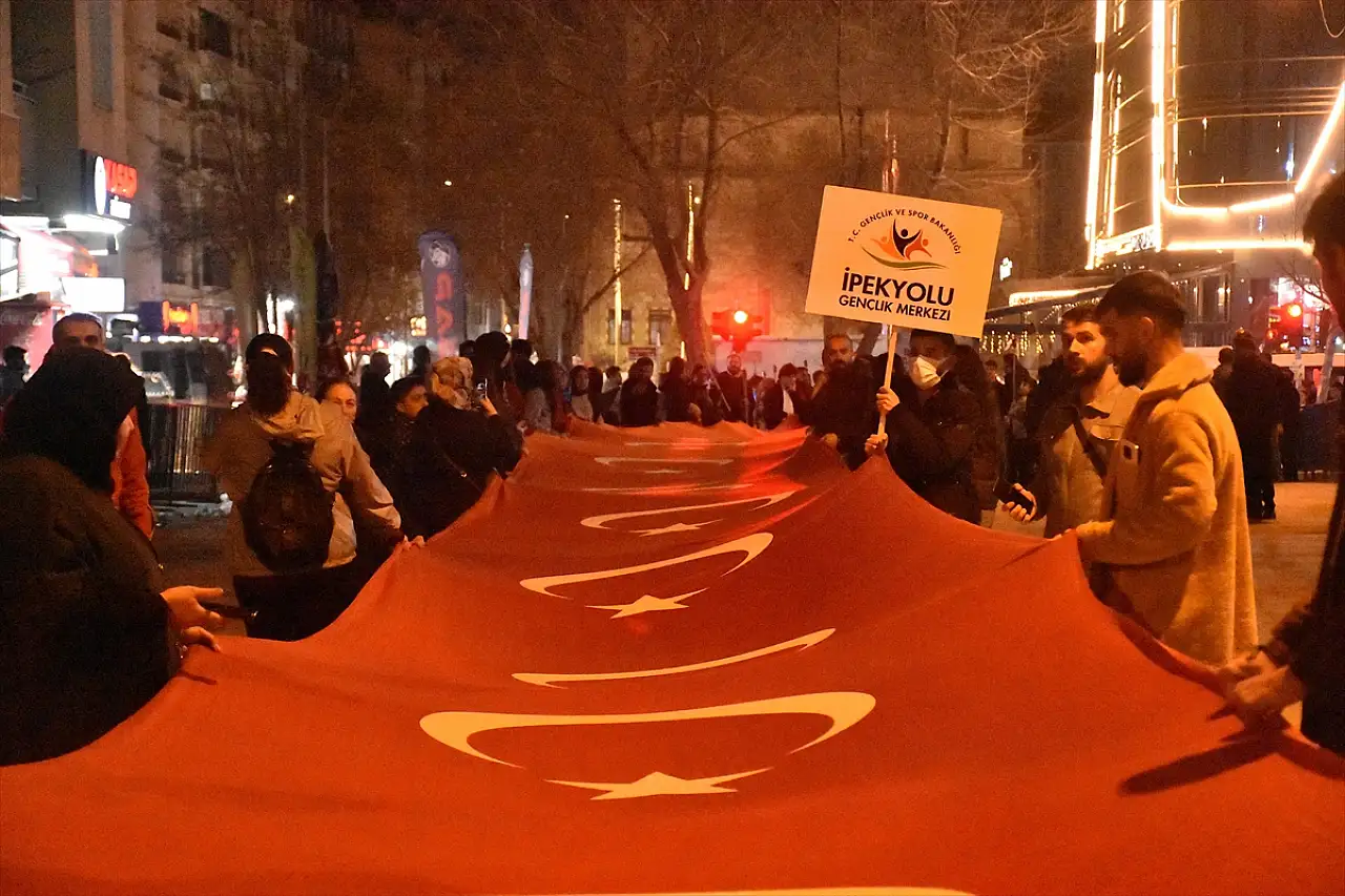 Van sokakları fener alayıyla aydınlandı