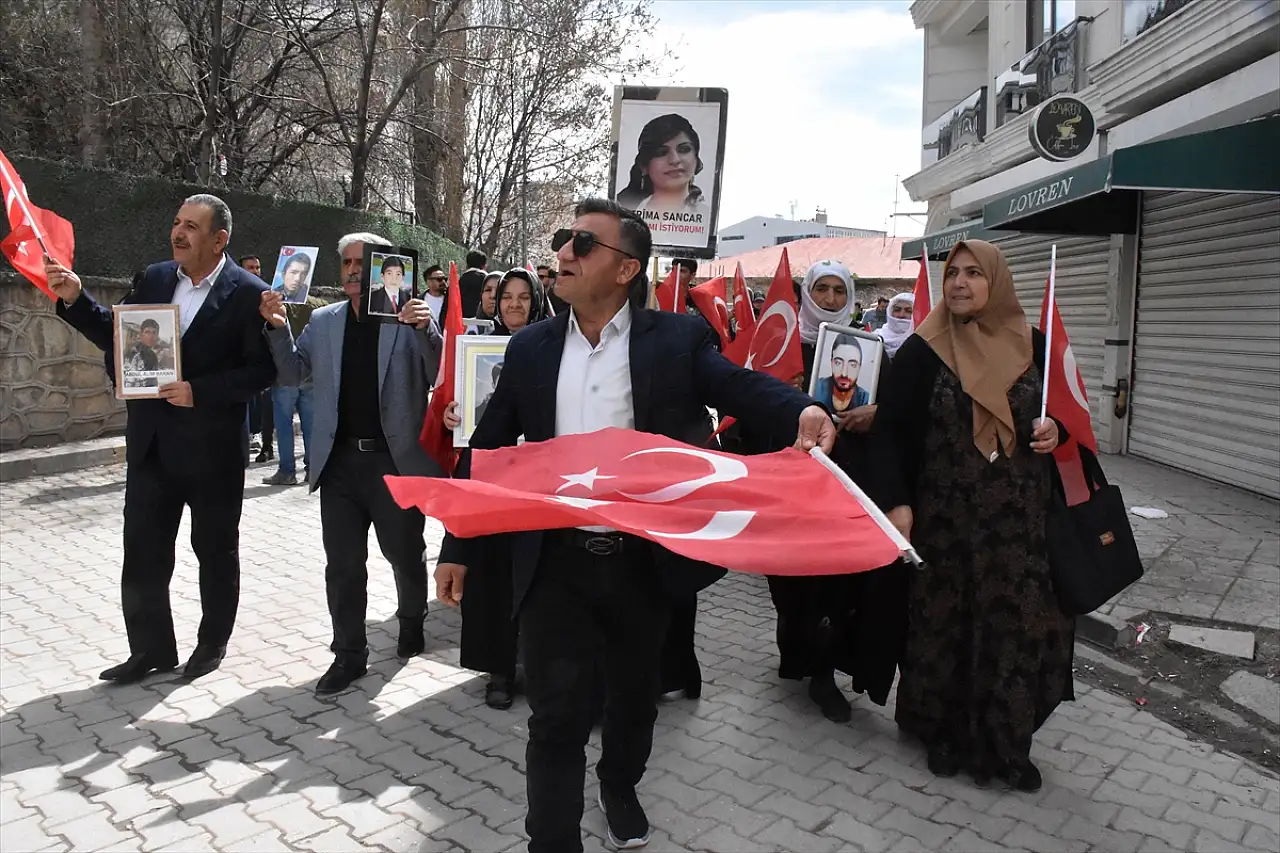 Van'da yürek burkan evlat nöbeti sürüyor