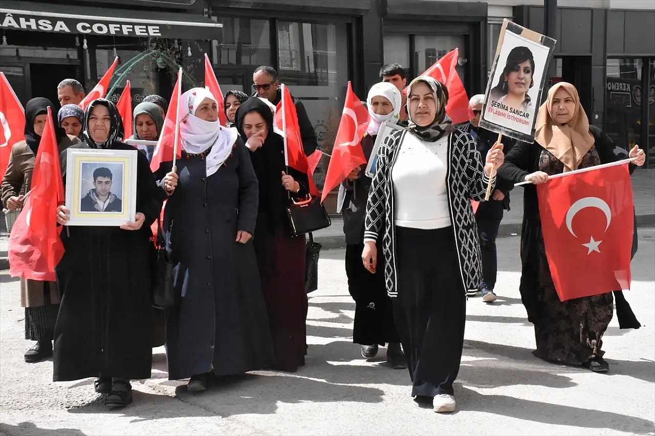 Van'da yürek burkan evlat nöbeti sürüyor