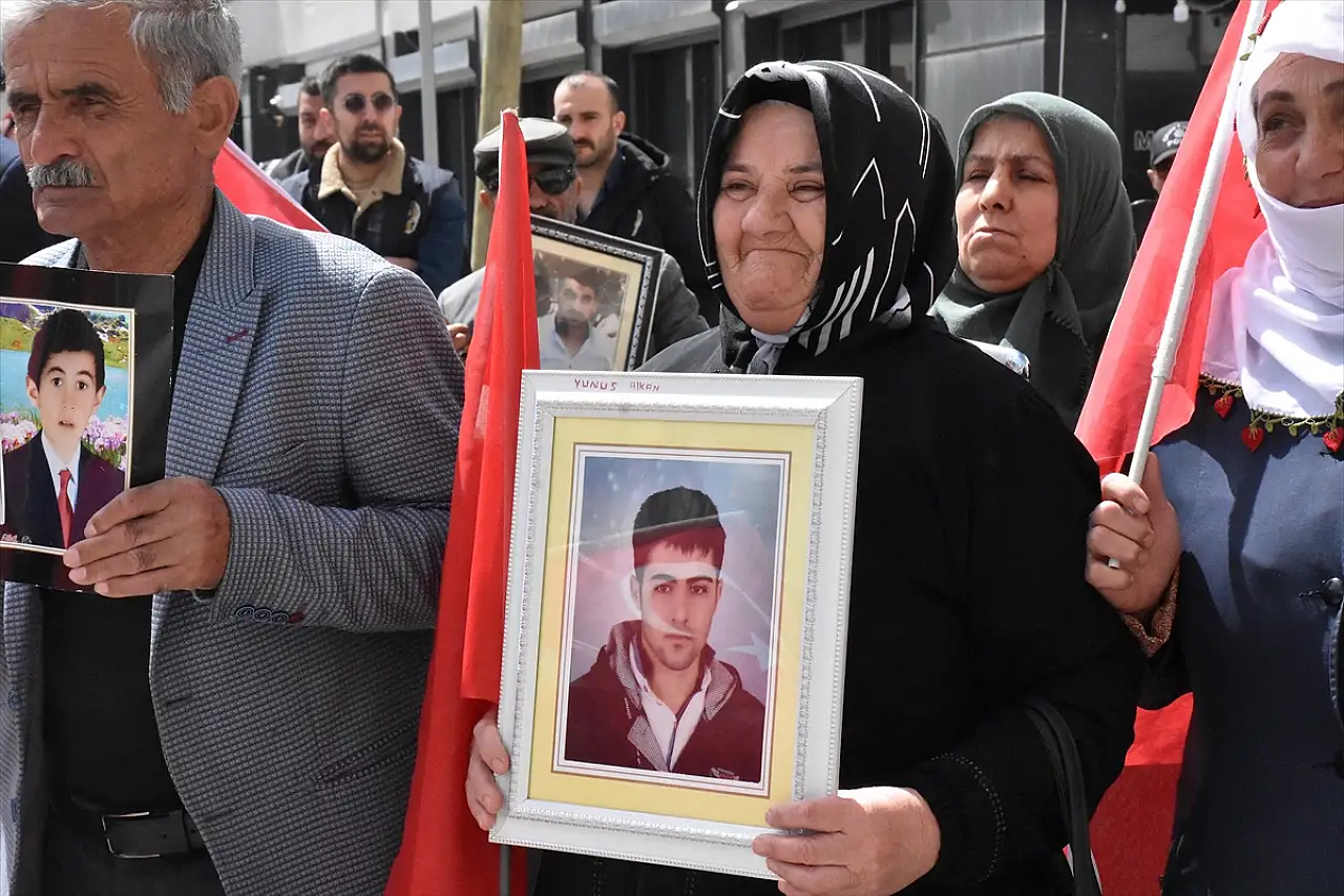 Van'da yürek burkan evlat nöbeti sürüyor