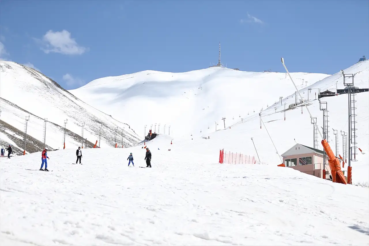 Palandöken'de güneşli kar tatili
