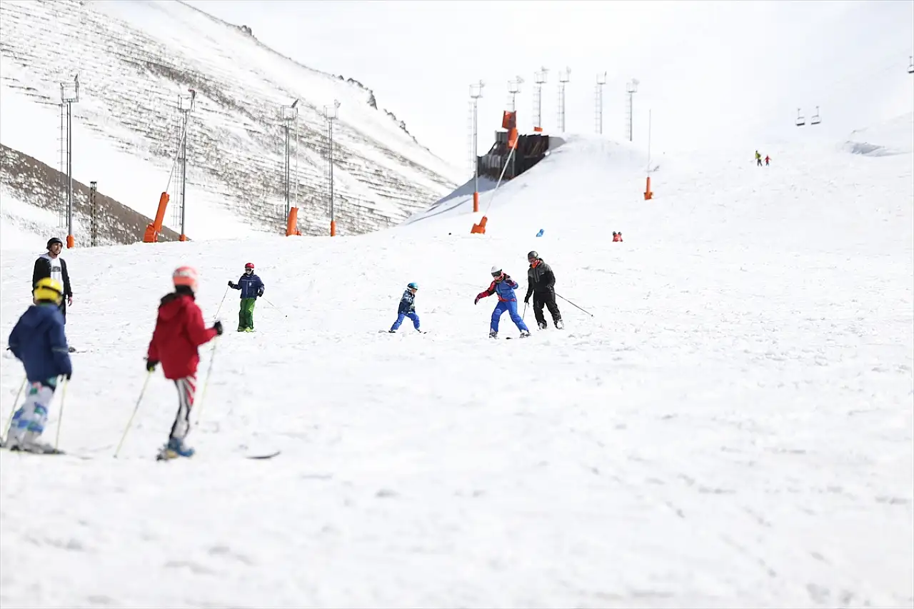 Palandöken'de güneşli kar tatili