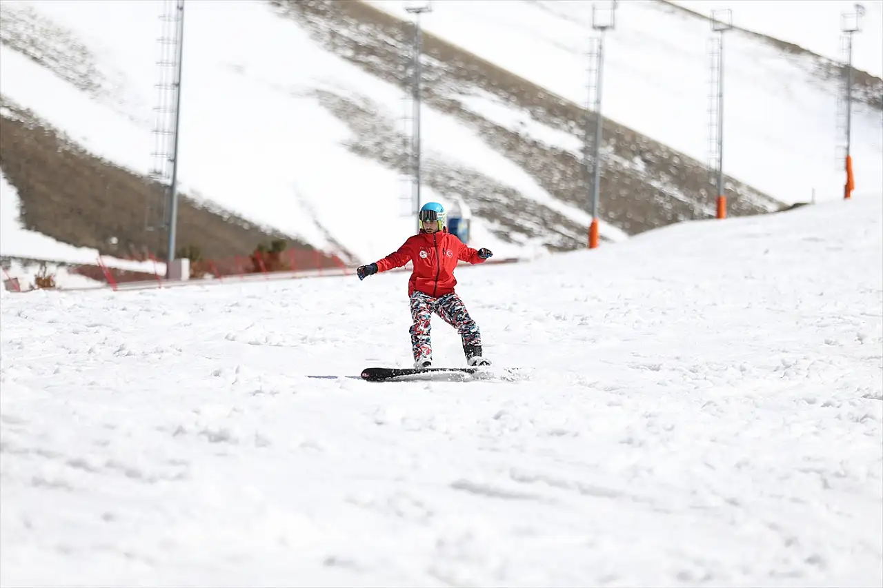 Palandöken'de güneşli kar tatili
