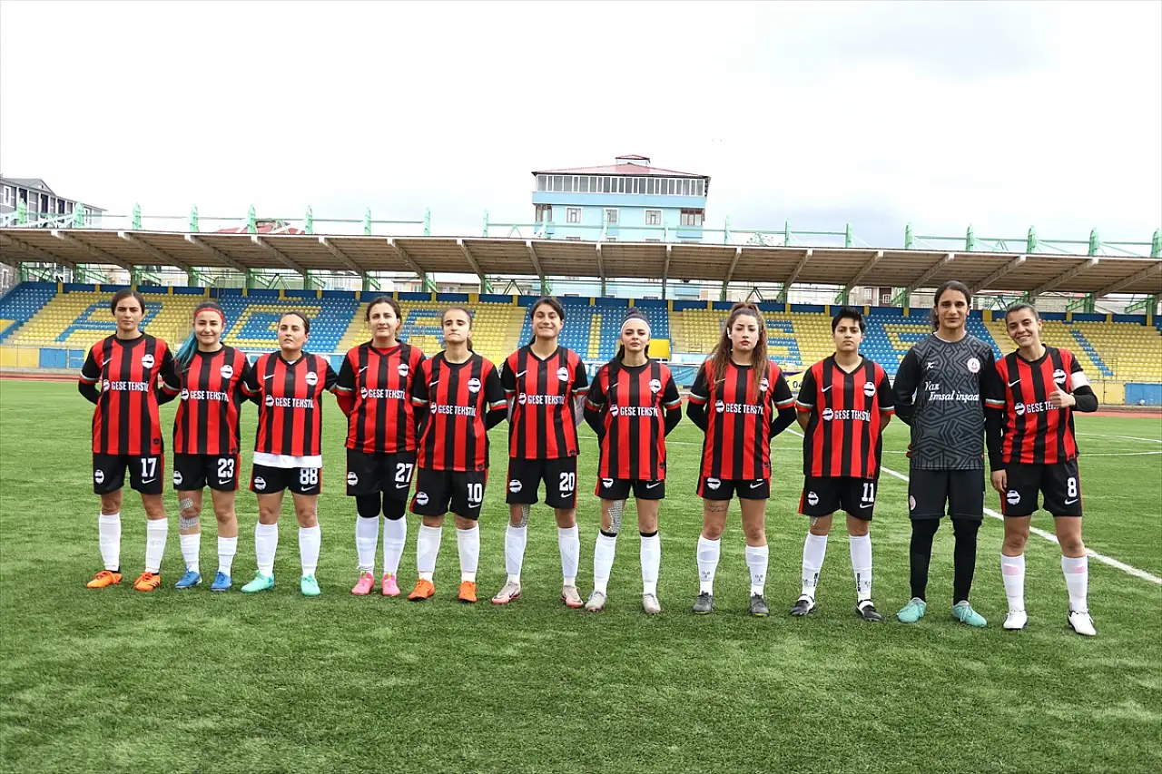 Ağrı'nın altın kızları futbolla hayallerine koşuyor