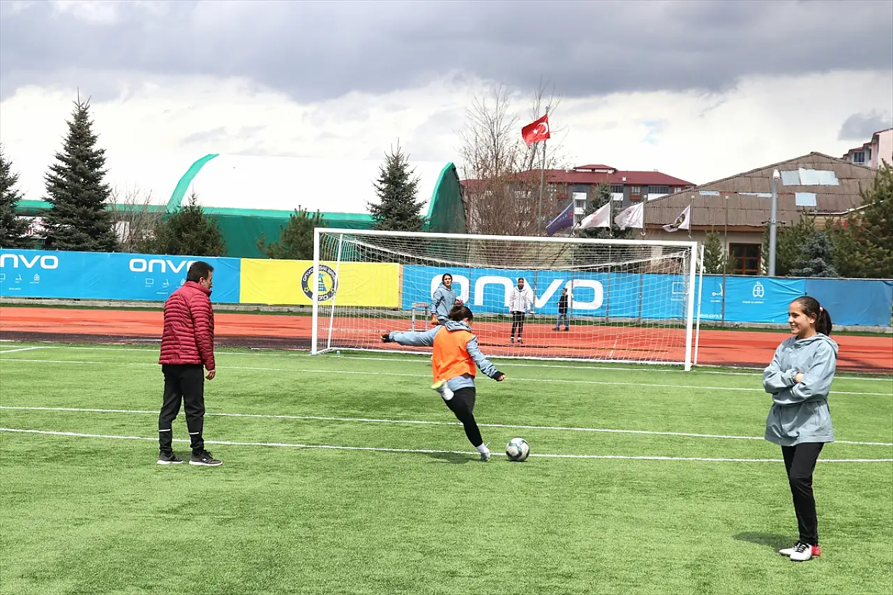 Ağrı'nın altın kızları futbolla hayallerine koşuyor