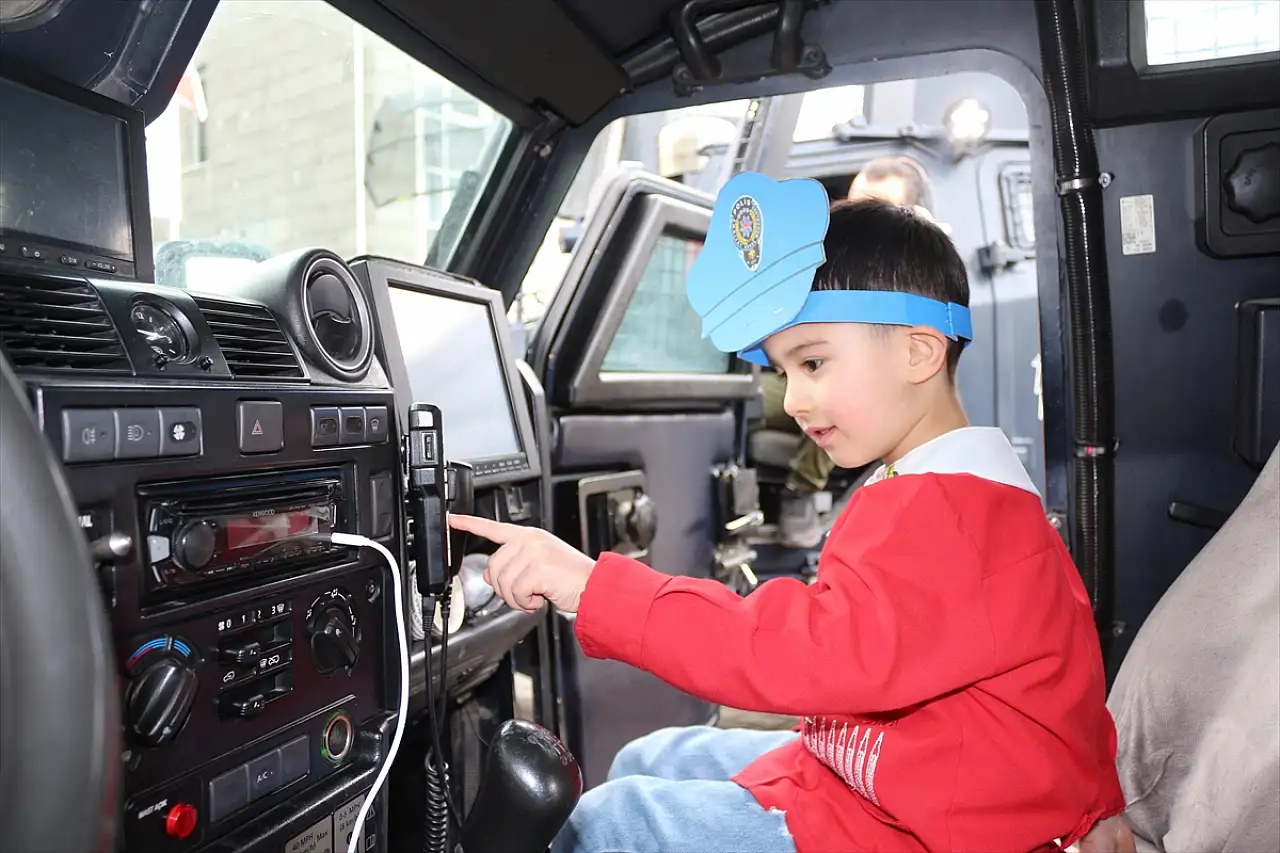 Doğubayazıt'ta çocuklar polislik mesleğini tanıdı