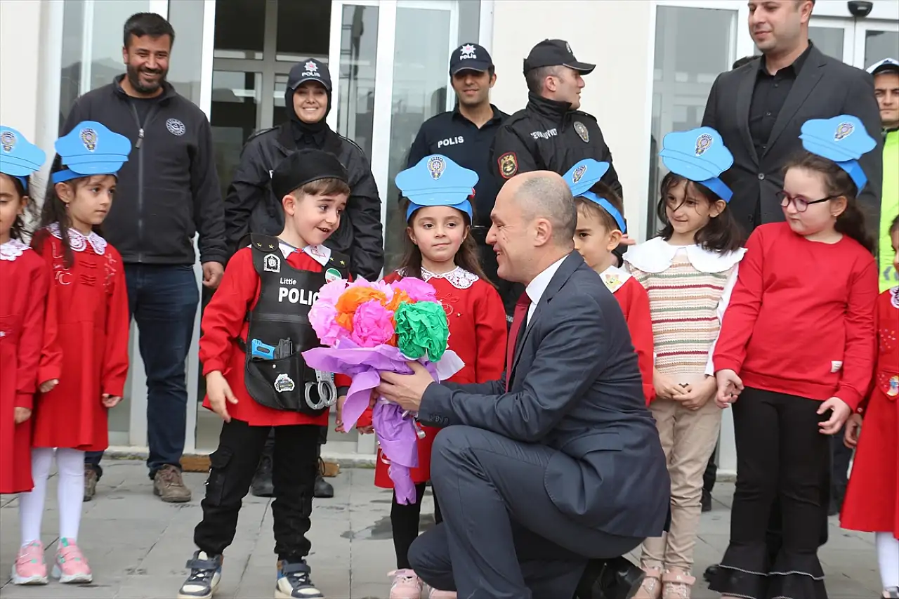Doğubayazıt'ta çocuklar polislik mesleğini tanıdı