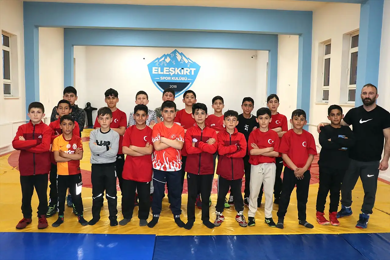 Eleşkirt'in güreşçi gençleri uluslararası başarı peşinde