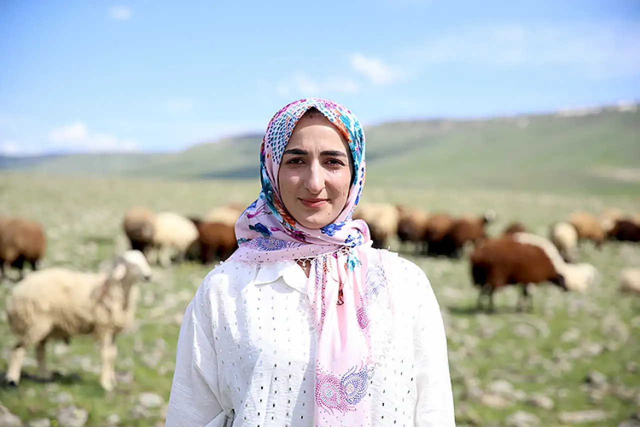 İstanbul'dan Köye Dönüş: Tekstilci Yeşim Baba, Annenin Destek Alarak Hayvancılıkla Geçim Sağlıyor