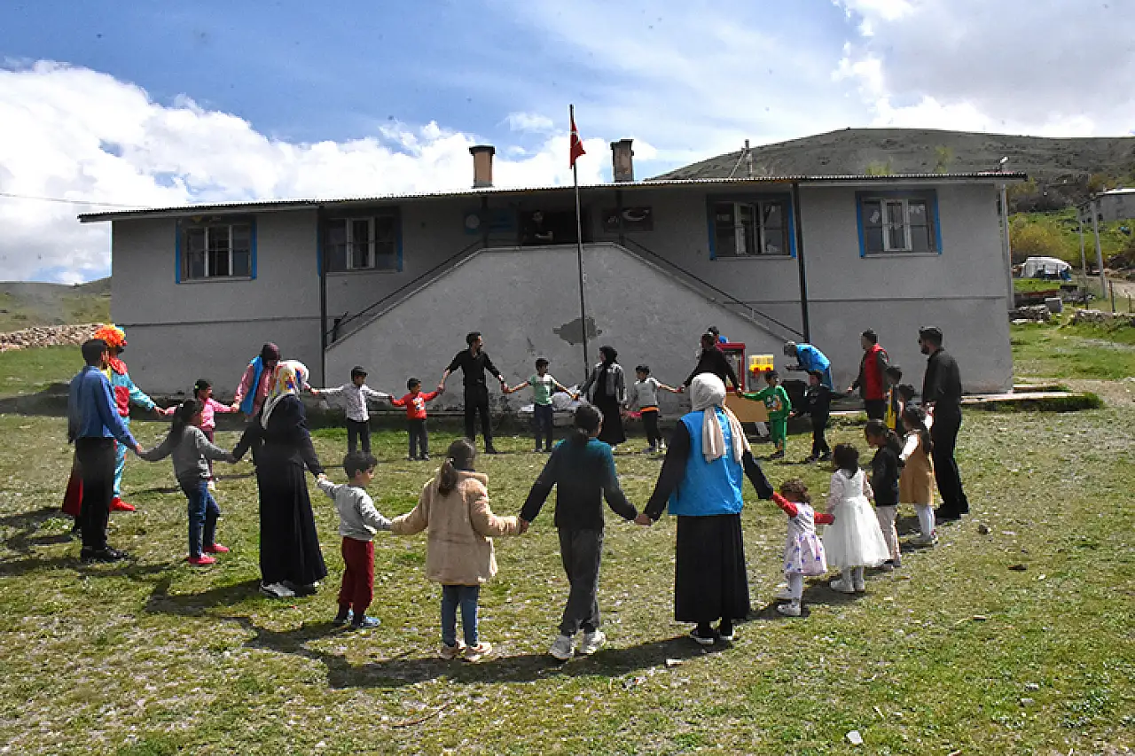 Van'da Genç Gönüllüler, Okullarda Mutluluk Hediye Ediyor