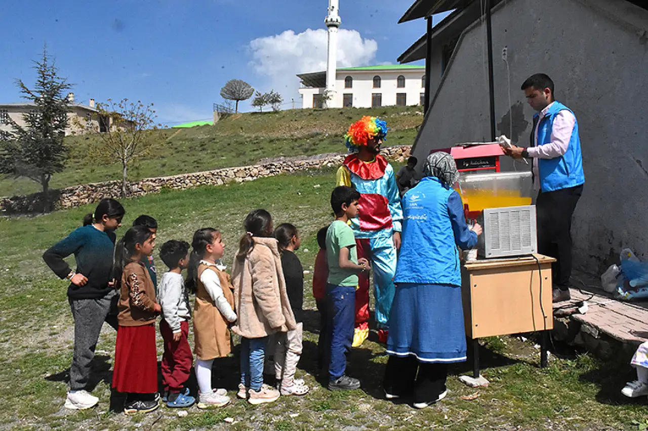 Van'da Genç Gönüllüler, Okullarda Mutluluk Hediye Ediyor