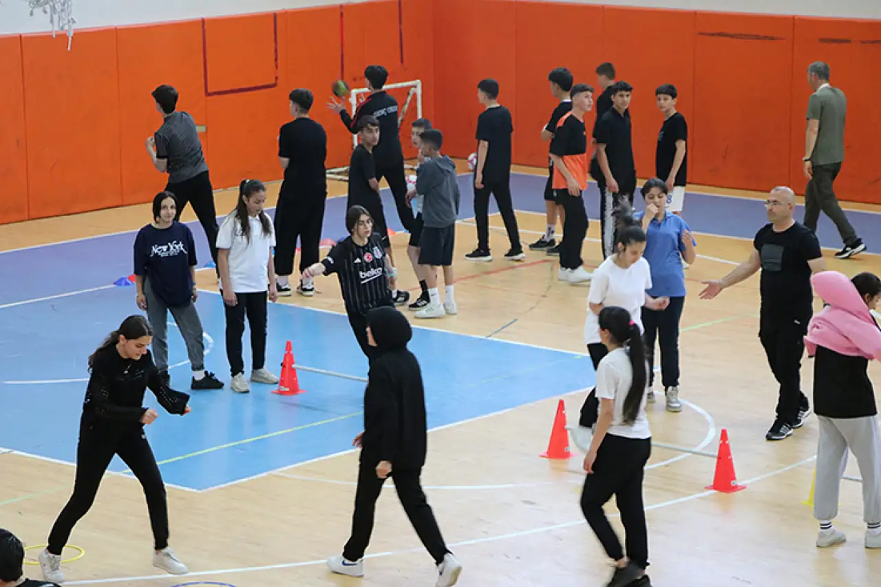 Erzurum'da Gönüllü Öğretmenler Hafta Sonlarını Öğrencilerle Paylaşıyor