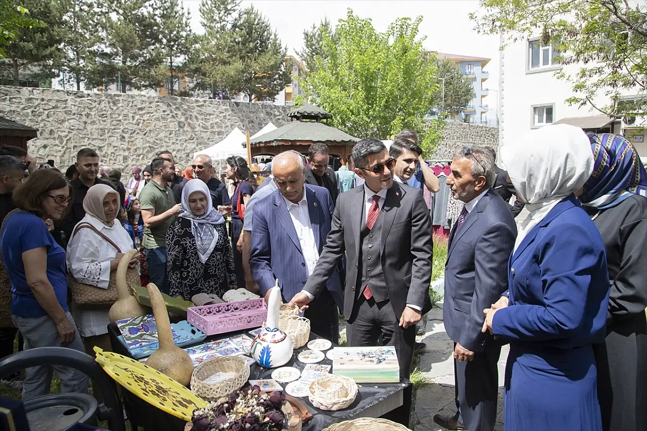 Ağrı'nın üç ilçesinde hayat boyu öğrenme sergileri ilgi odağı oldu