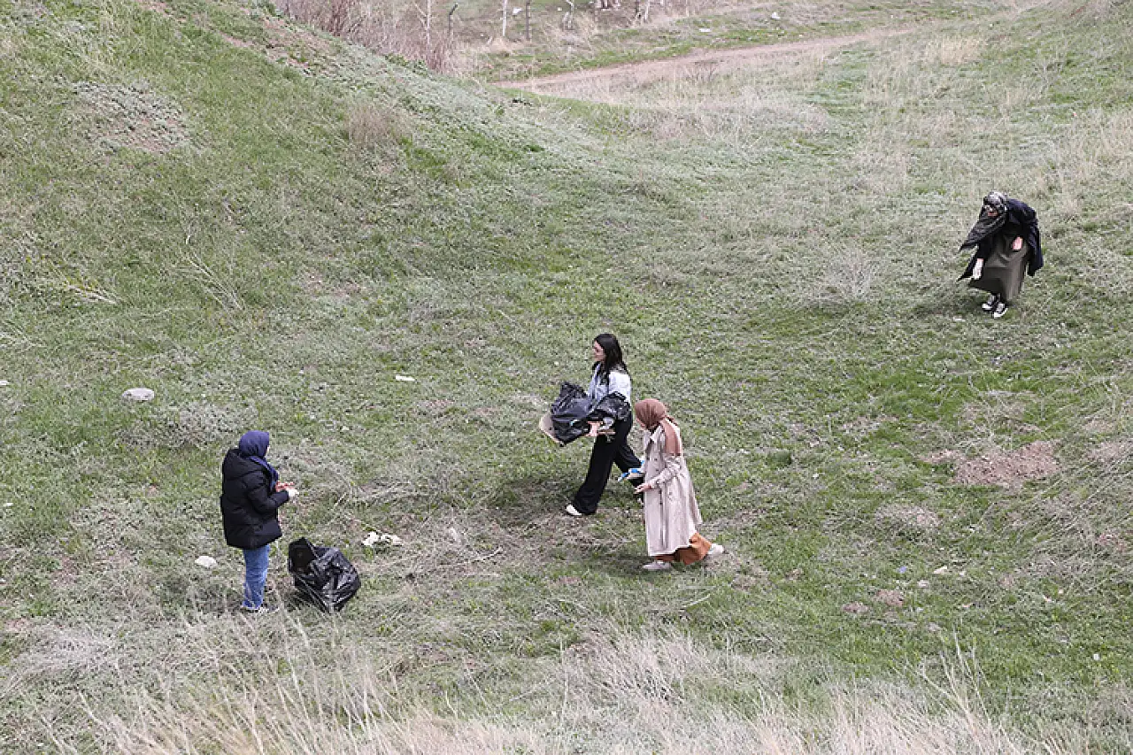 Erzurum'da vatandaşlar Hıdırellez kapsamında ecdat yadigarı tabyayı temizledi