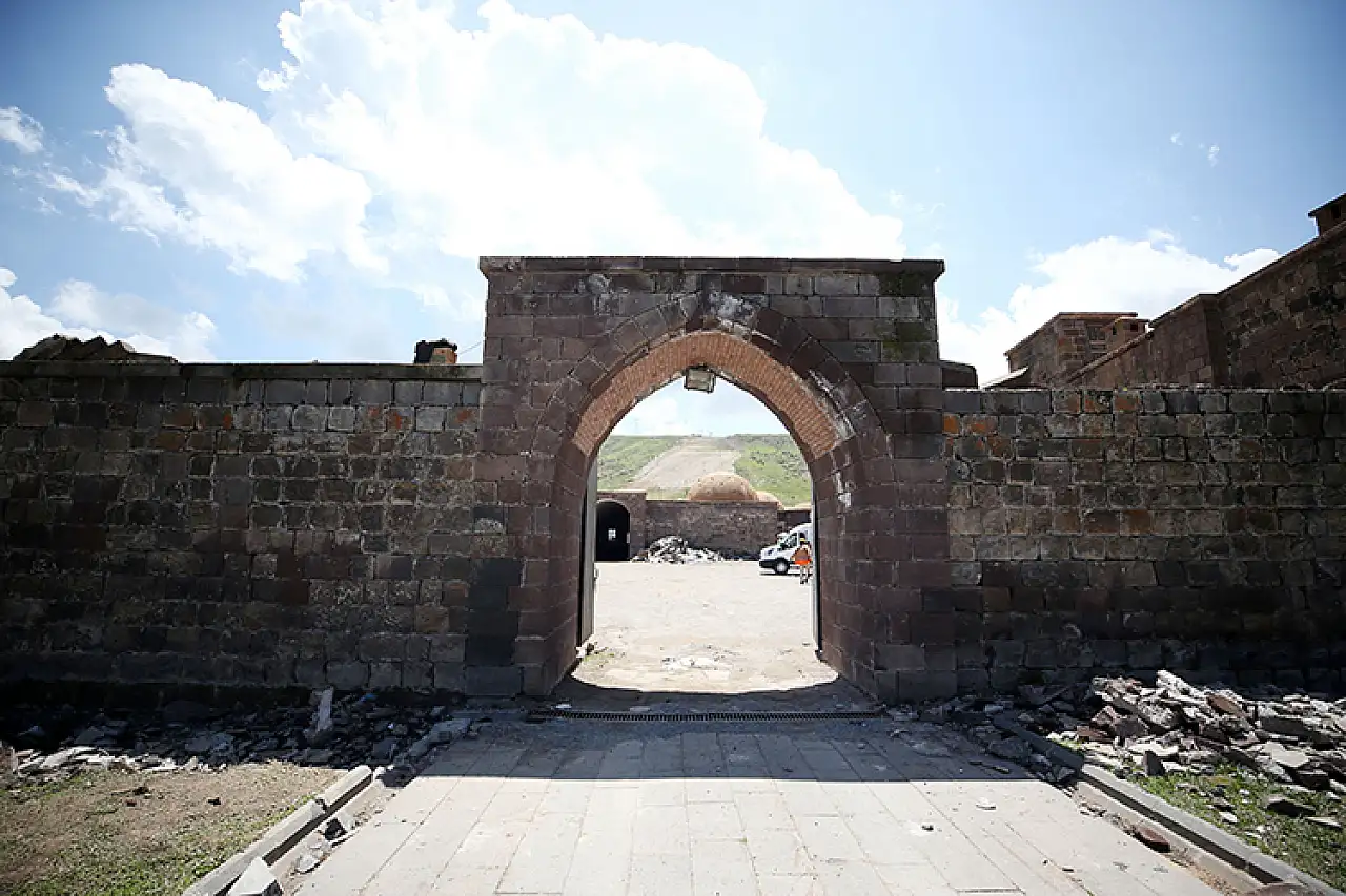 Bitlis'teki Asırlık Kervansaray Kültür Merkezine Dönüştürülüyor
