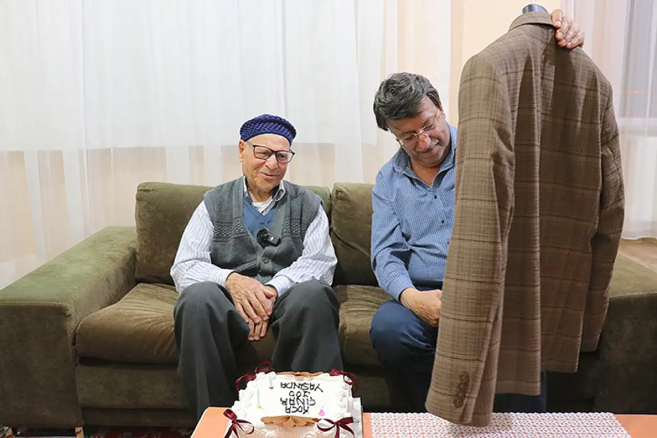Van'da 100 yaşındaki Nebi Önay'a sürpriz doğum günü partisi düzenlendi