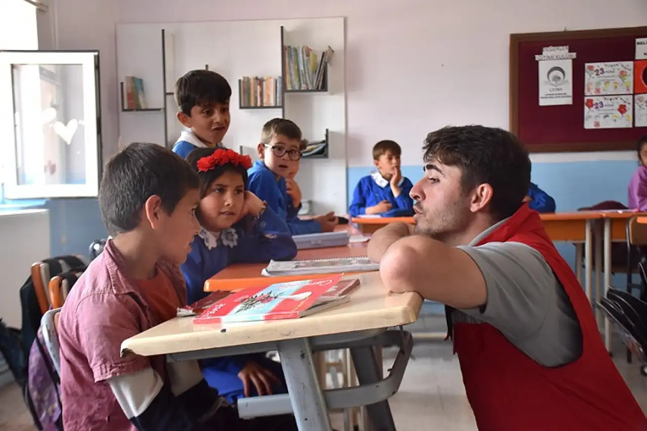 'Van'daki Üniversiteli Gençler Kırsaldaki Okullarda Öğrencilere Dokundu'