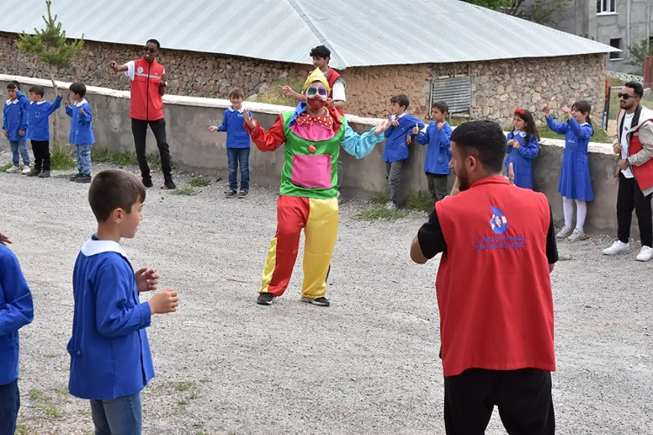 'Van'daki Üniversiteli Gençler Kırsaldaki Okullarda Öğrencilere Dokundu'