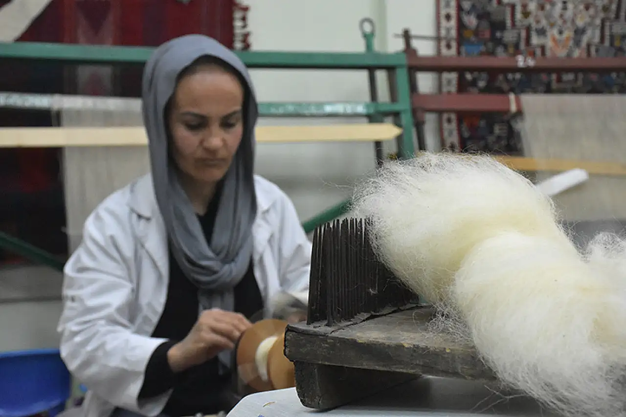 Norduz koyunu yünüyleVan Olgunlaşma Enstitüsü'nde yeni giysi ve tekstil ürünleri üretilecek!