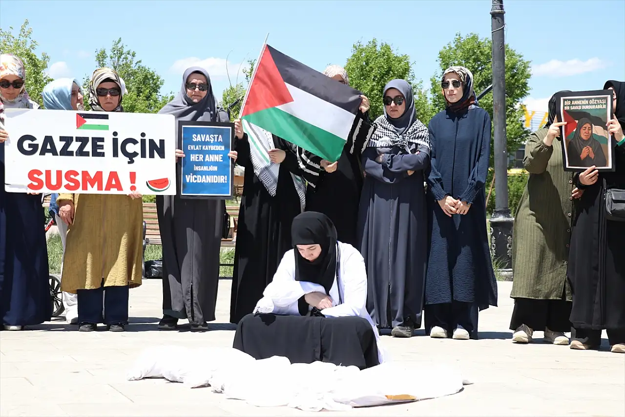 Ağrı'da kadınlar Gazze için gökyüzüne balon bıraktı