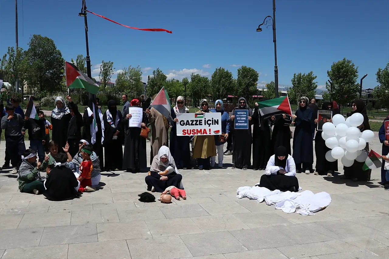 Ağrı'da kadınlar Gazze için gökyüzüne balon bıraktı