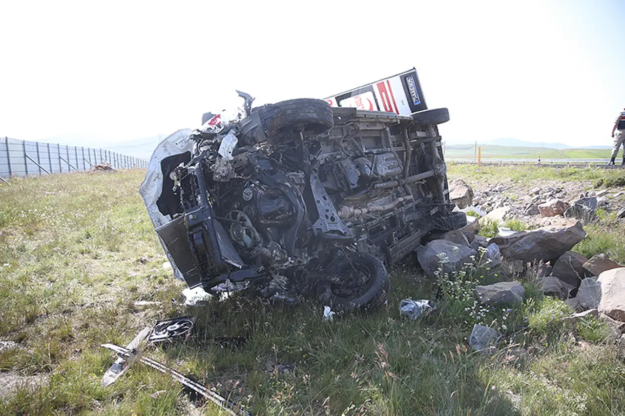 Ambulans devrildi: 3 sağlık çalışanı yaralandı, durumları iyi