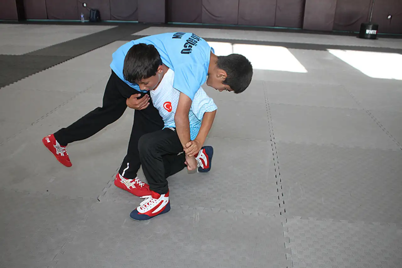 Vanlı genç güreşçi Emrullah Yabaş, milli takıma seçilerek başarılarına bir yenisini ekledi.