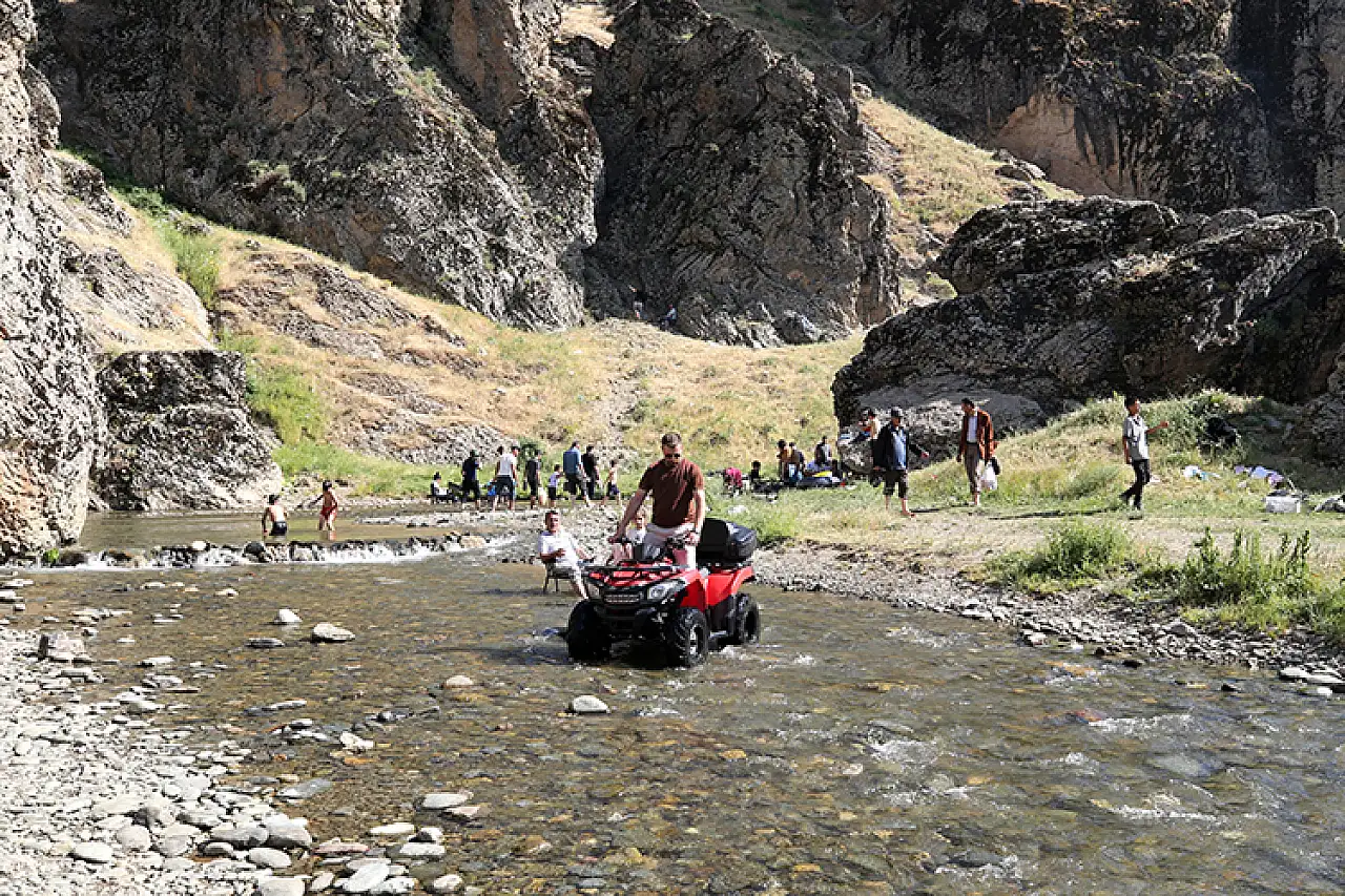 Serinlemek İçin Kızılağaç Kanyonu'na Akın Ediyorlar
