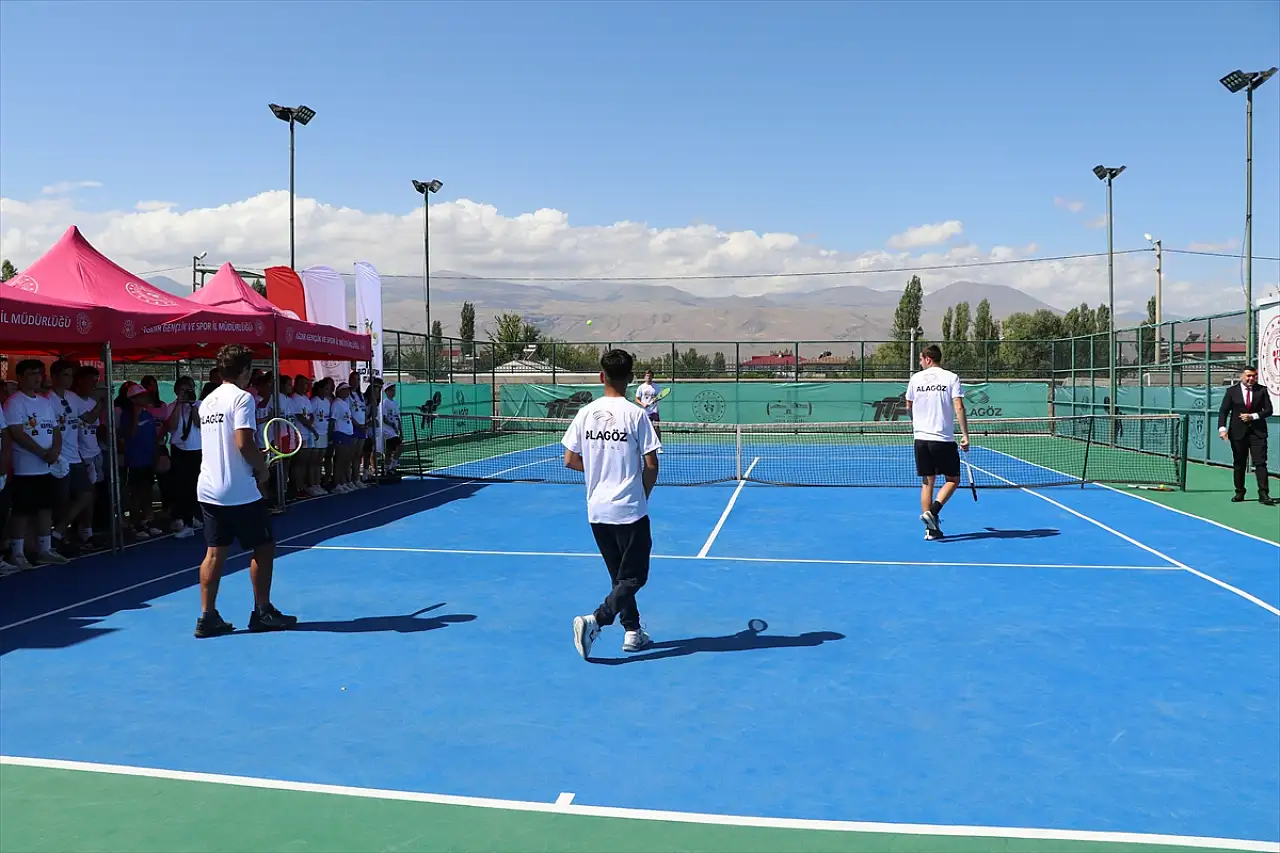 Ağrı Dağı'nın gölgesinde 'Kayısı Cup' heyecanı başladı