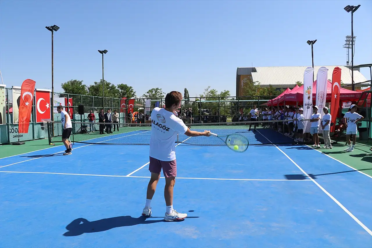 Ağrı Dağı'nın gölgesinde 'Kayısı Cup' heyecanı başladı