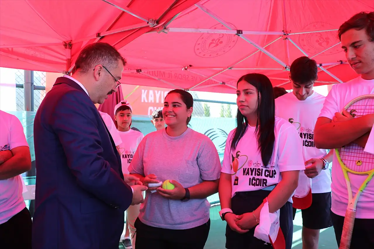 Ağrı Dağı'nın gölgesinde 'Kayısı Cup' heyecanı başladı