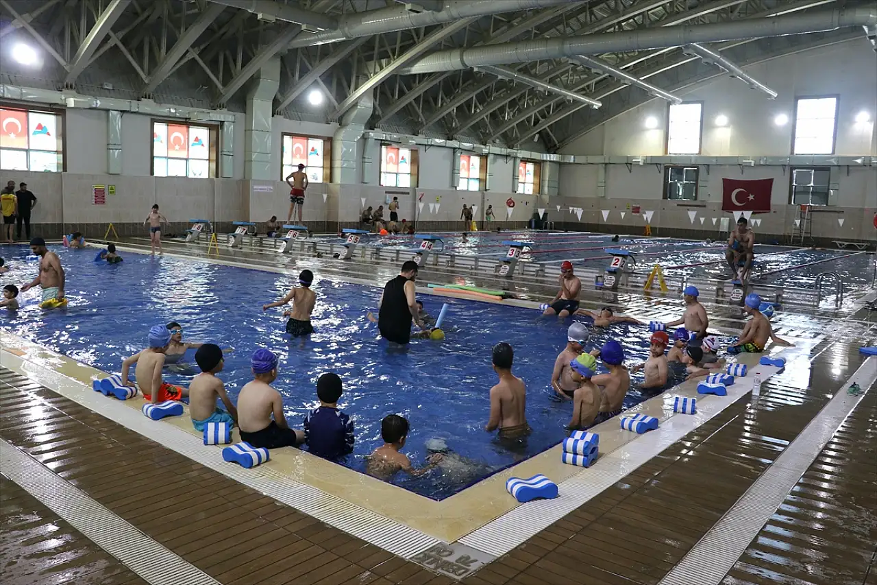 Ağrı'da spor dostu kampüste binlerce çocuğa yüzme öğretildi