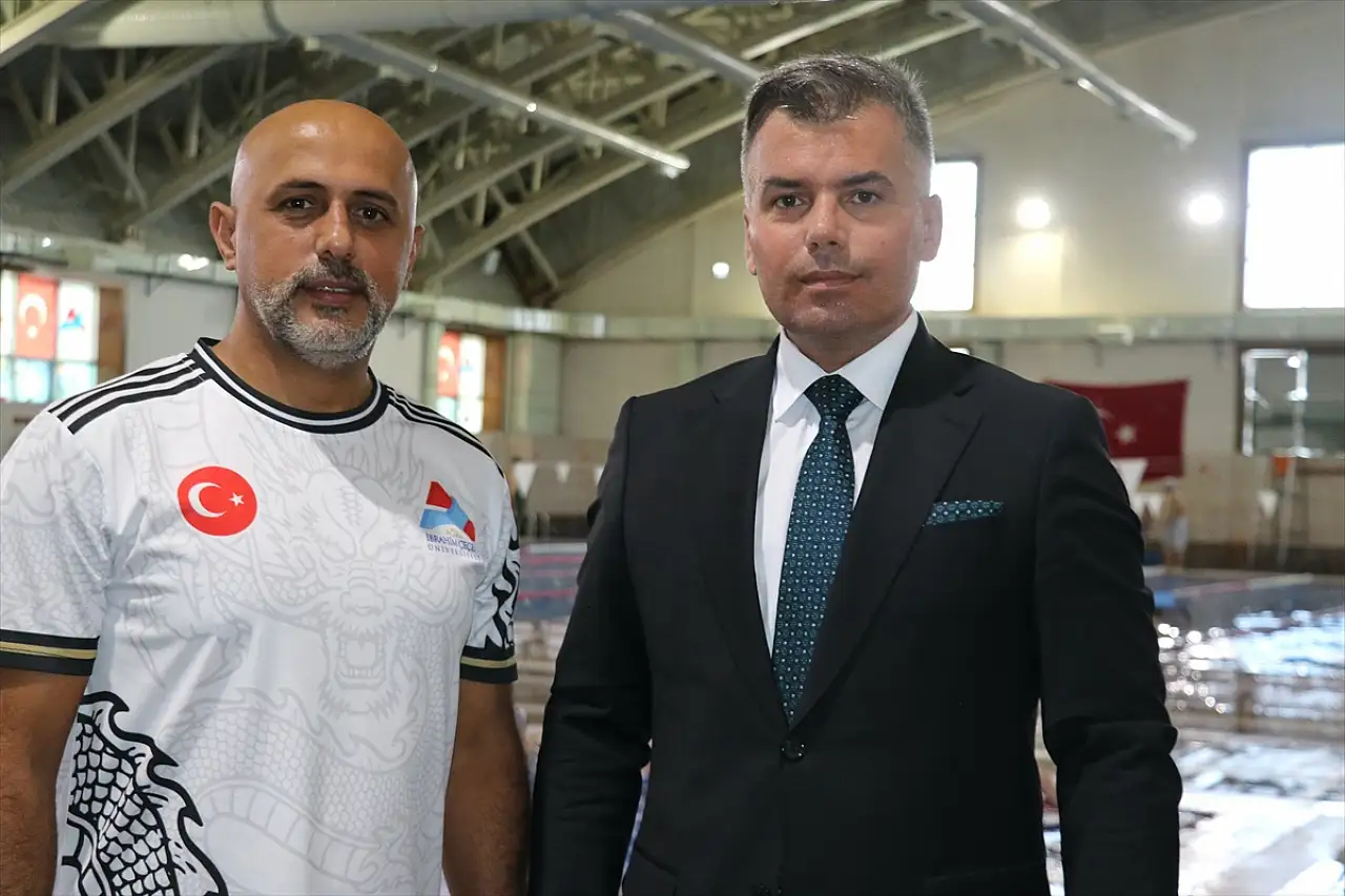 Ağrı'da spor dostu kampüste binlerce çocuğa yüzme öğretildi