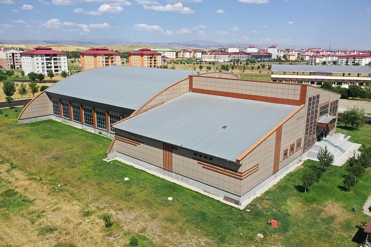 Ağrı'da spor dostu kampüste binlerce çocuğa yüzme öğretildi