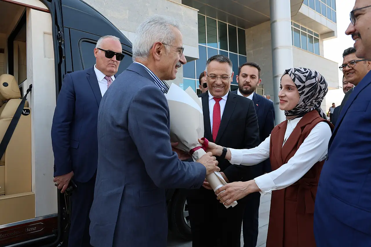 Ulaştırma ve Altyapı Bakanı Abdulkadir Uraloğlu, Iğdır Üniversitesi'ne Giderek Eğitim Alanındaki Gelişmeleri İnceledi
