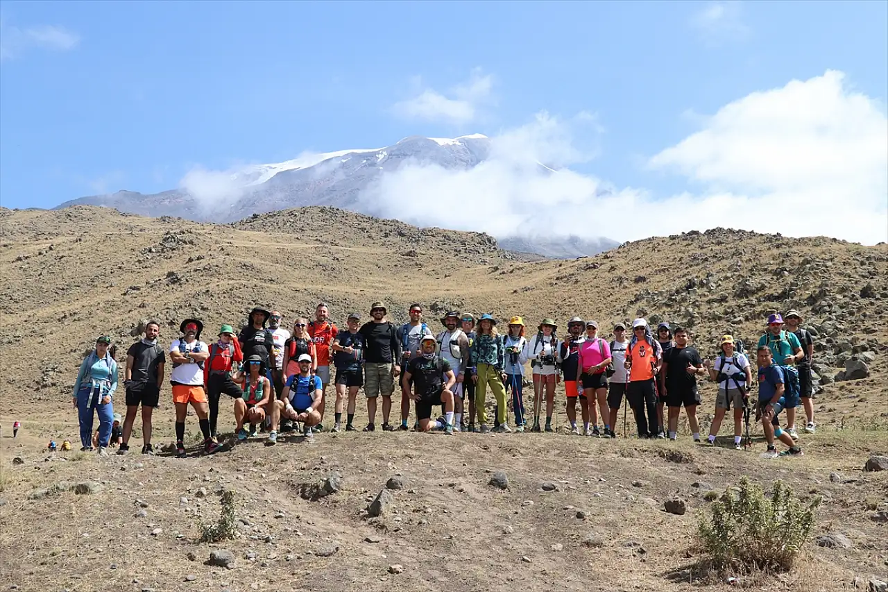 Ağrı Dağı'nda ilk kez koşarak zirveye ulaştılar